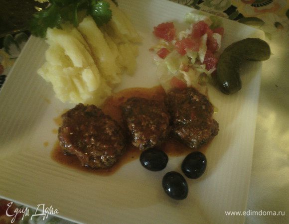 Слить воду из картофеля, посолить, добавить сливочное масло, раздавить вилкой (или просто посыпать зеленью.) Подавать с котлетами и соусом. 

Приятного аппетита. 