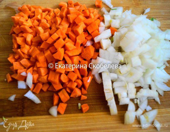 Морковь порезать мелким кубиком, лук мелко нашинковать.