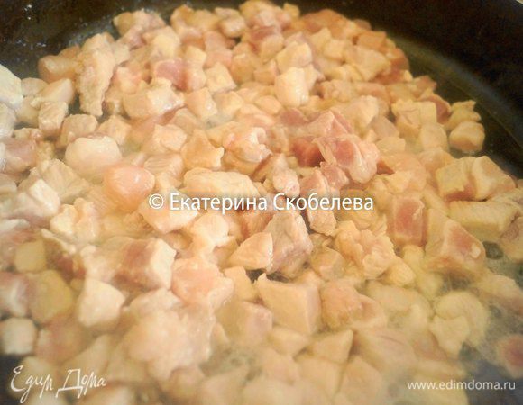 В сковороде на растительном масле обжарить, но не зажаривая сильно мясо.