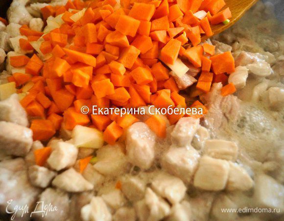 Добавить морковь, лук и тушить на медленном огне минуть 10.