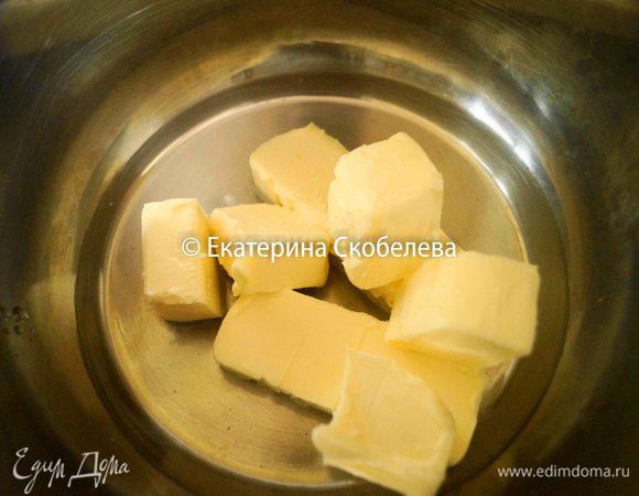 Пока готовится начинка можно приготовить тесто. Для этого в толстодонную кастрюлю налить воду, положить размягченное сливочное масло порезанное на кубики и соль. Поставить на огонь довести до кипения и снять с огня.