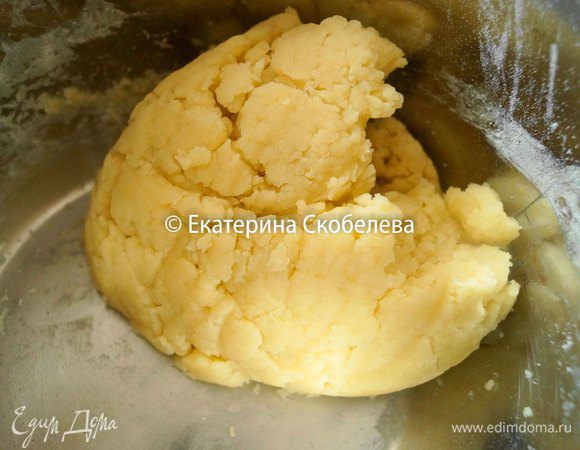 Сразу ввести муку постоянно мешая деревянной лопаткой или ложкой. Прекратить когда тесто превратится в ком. Оставить тесто остывать.