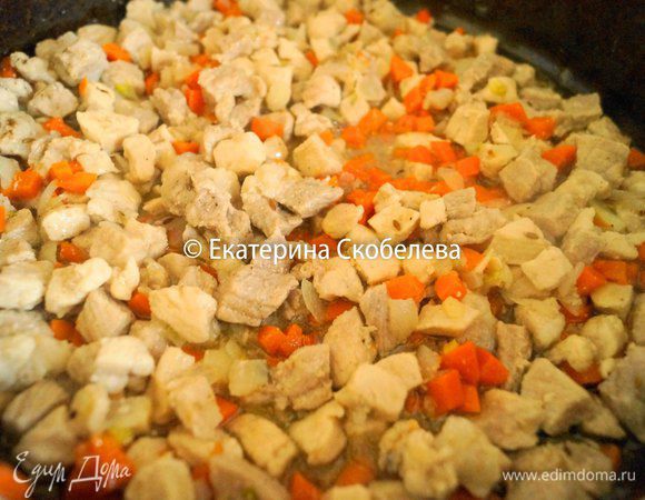 В начинку добавить муку и перемешать чтобы не образовывалось комочков, поперчить, посолить и всыпать зиру. Оставить томиться под крышкой еще на 30 минут.