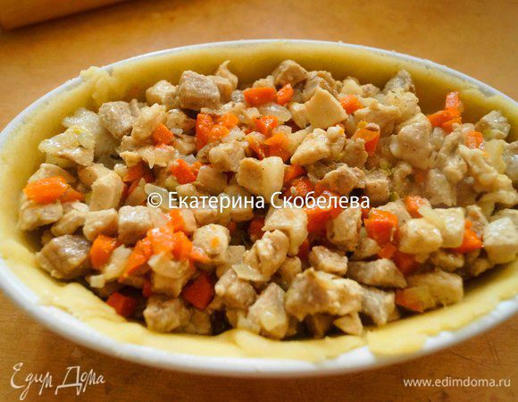 Выложить начинку и разровнять по всей поверхности.