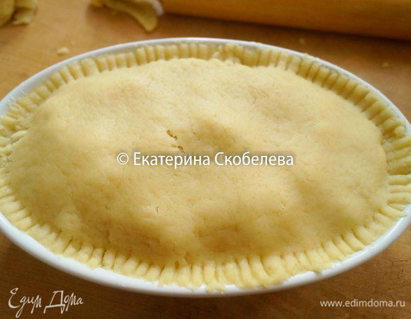 Раскатать вторую часть теста и выложить ее поверх начинки, это будет крышечкой. При помощи вилки соединить края основания и крышечки.