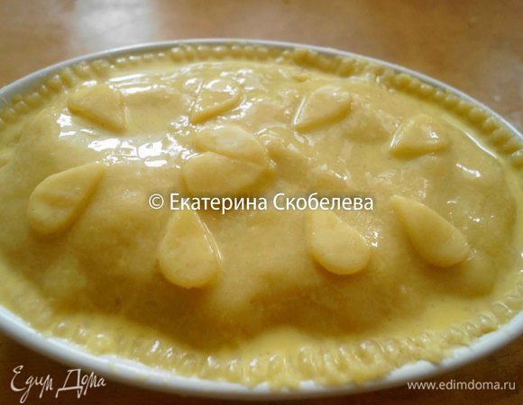 Из остатков теста вырезать фигурки и украсить по своему усмотрению верх пирога. Яйцо немного взбить со сливками и смазать верх пирога. Запекать пирог в разогретой до 180 градусов духовку около 40 минут.