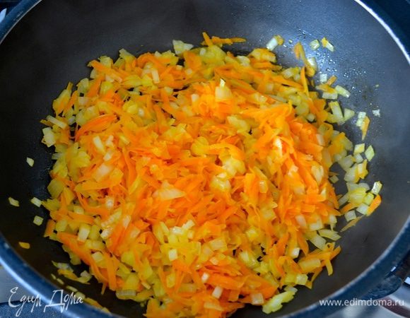 Лук очистить и мелко нарезать. Морковь натереть на терке. В сковороде разогреть 4 ст. л. оливкового масла и слегка обжарить овощи. 