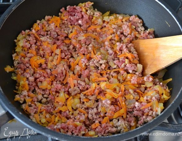 Добавить к овощам фарш и, помешивая пару минут, дать смеси прогреться.