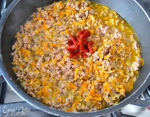 Добавить томатный концентрат, горячий бульон, посолить и поперчить по вкусу, положить несколько листиков тимьяна. 