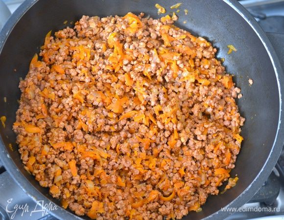 Накрыть крышкой и тушить все на среднем огне 30 минут.