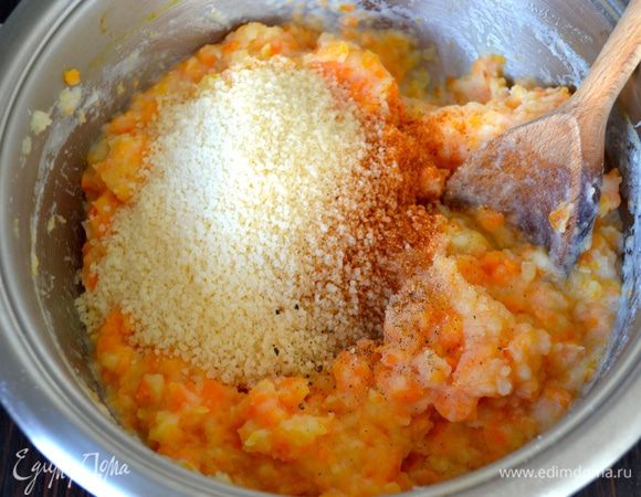 Тем временем готовые овощи измельчить до состояния пюре. Положить 20 г сливочного масла, горячее молоко и как следует размешать. Добавить тертый сыр, щепотку паприки, мускатный орех, поперчить и посолить по вкусу. Размешать до однородности.