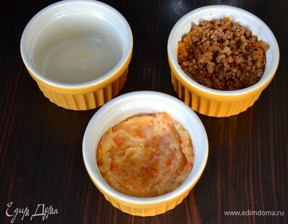 4 формочки для запекания смазать оставшимся сливочным маслом. Далее разложить слоями овощное пюре и мясной фарш. Последним слоем овощи...