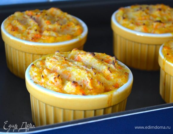 Через 20 минут можно включить функцию "гриль" и подержать кокотницы в духовке еще буквально пару минут. Готовое блюдо достать из духовки, дать постоять минут 10 и подавать. 