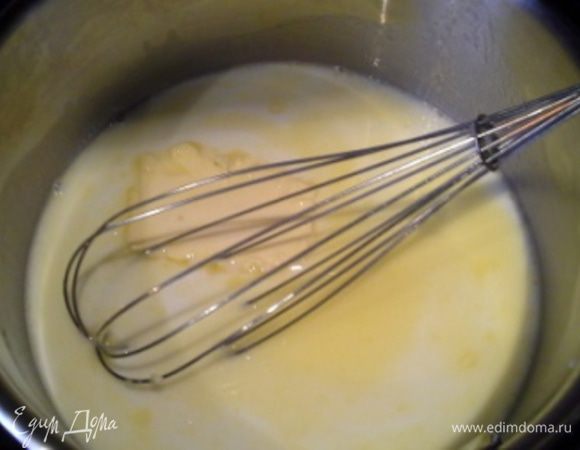 В сотейник молоко, воду, соль, сахар, 1 сл. л. масло помешивая довести до кипения. Убрать с огня и ввести муку быстро перемешивая, получится густое тесто в виде комка.