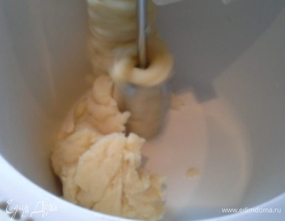 Переложить в кухонный комбайнер (или быстро мешая), массу надо остудить до 50 градусов помешивая.