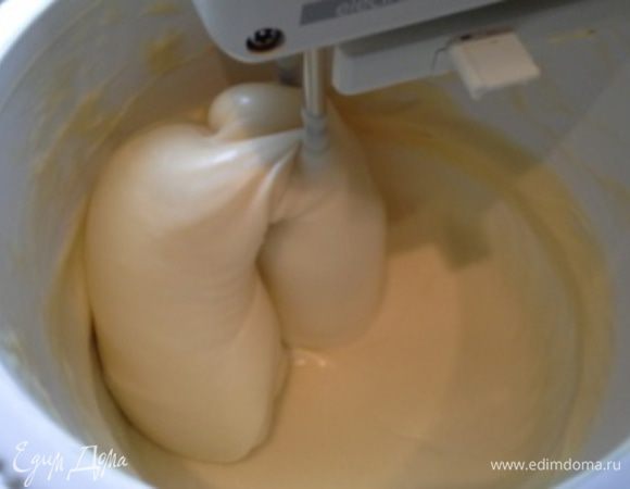 Вводим по одному яйцу, тесто получается эластичное и гладкое.