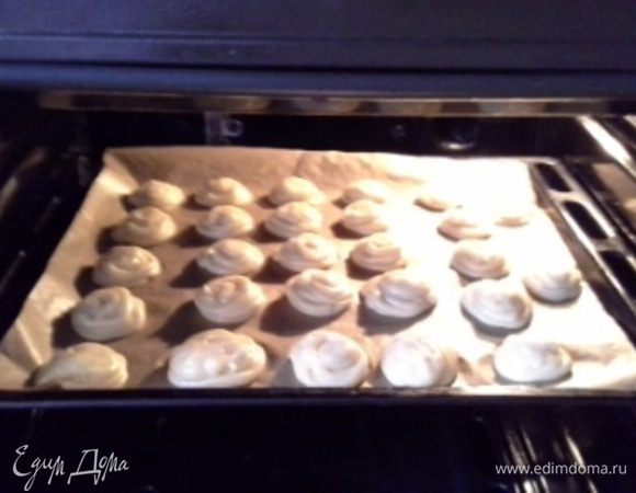В кулинарный конверт с плоской насадкой выкладываем тесто и отсаживаем на противень, у меня получилось 27 шт. 
Выпекаем при 200 гр. 10 минут, убавить до 180 гр. и еще 20 минут.