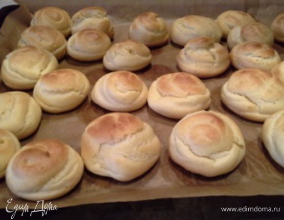 Крем: сливки взбить до крепкой пены. Начинить профитроли.
