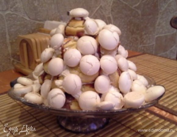 Сборка: на блюдо нанести немного сливок и выкладываем профитроли, потом на каждый с другой стороны наносим немного сливок и приклеиваем к башенке.
Украшаем по желанию. У меня шоколад 30 гр., растопить, полить и приготовила меренги, специально с трещинками, захотелось внести изюминку.
Торт был приготовлен на 23 февраля.

Внимание: если без украшений, то в сливки можно добавить 1/2 ст. л. сахарной пудры и все вместе взбить. Посыпать сахарной пудрой или обмакнуть каждую в шоколад.