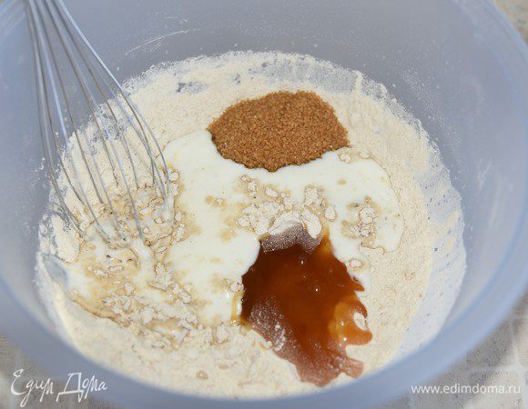 Добавить простоквашу (можно взять кефир), коричневый сахар и мёд, перемешать.
