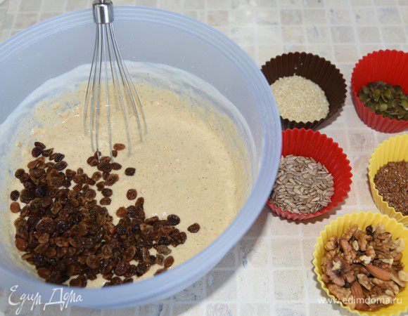 Добавить обсушенный изюм, порубленные мелко орехи (у меня грецкие и миндаль), кунжут и семечки и...