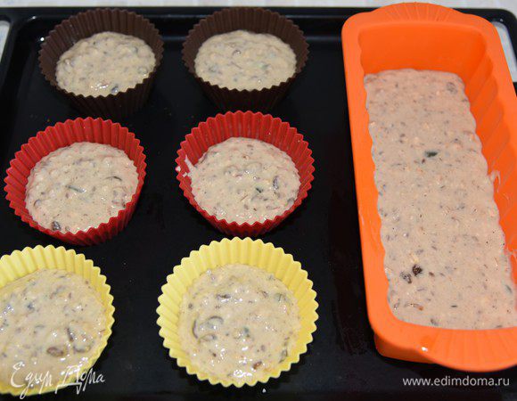 Вылить тесто в форму на 2/3 объема. Выпекать 25-40 минут до пробы на сухую лучинку. Ориентируйтесь на свою духовку и величину формы. Мне понадобилось 40 минут.
