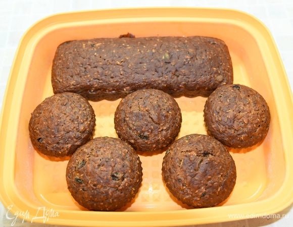 Дать хлебу немного остыть, вынуть из формы и охладить до комнатной температуры. Далее положить в пакет или герметичный контейнер и убрать в морозилку минимум на 45 минут. Можно убрать заготовку на ночь или вообще хранить её до востребования «сладкой полезности». Такое замораживание позволит тонко нарезать криспы.
У меня один кекс в форму не влез - пришлось его съесть! Шучу...