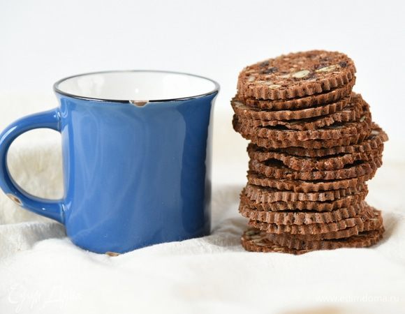 Сушить в духовке 15-20 минут на одной стороне, перевернуть каждый ломтик и еще на 10 минут, необходимо приоткрыть немного дверцу духовки, что выходила лишняя влага. Вы можете сушить хлебцы до состояния сухариков или оставить их слегка-слегка недосушенными. Регулируйте по своему вкусу.
Дать полностью остыть.
