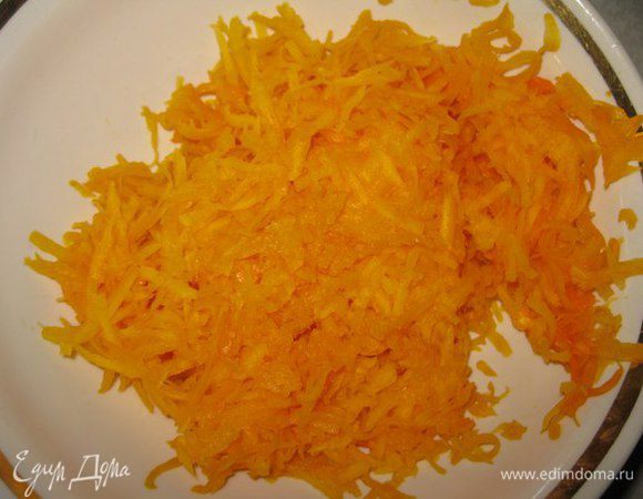 Потереть тыкву на крупной терке.