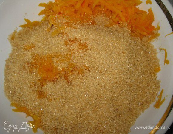 Добавляем коричневый сахар, растопленное масло, яйца и взбиваем.