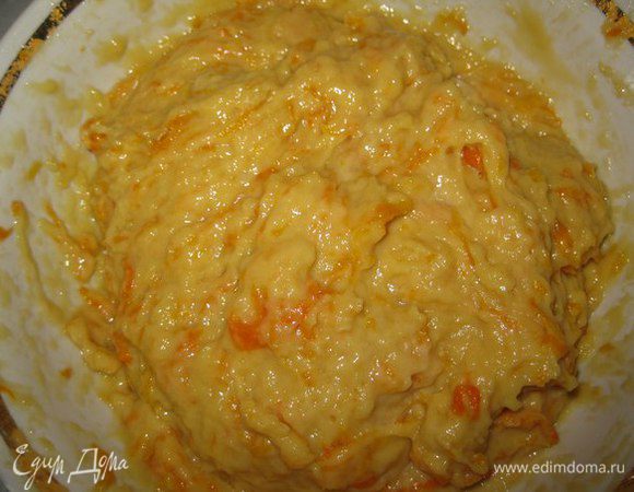 Добавляем муку и перемешаем. Соду погасить уксусом и еще раз перемешать. Оставить на 30 минут.