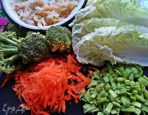 Подготавливаем овощи чистые. Морковь натереть на крупной тёрке, порей нарезать кусочками, перец соломкой.
Все овощи берём произвольно, сколько душа просит!