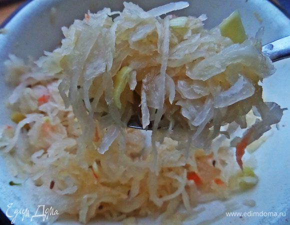 С квашеной капусты сцеживаем рассол в пиалу для заправки. Она у меня ещё и с тмином, здесь всегда тмин добавляют! Если сильно длинная, порубить для удобства мельче.