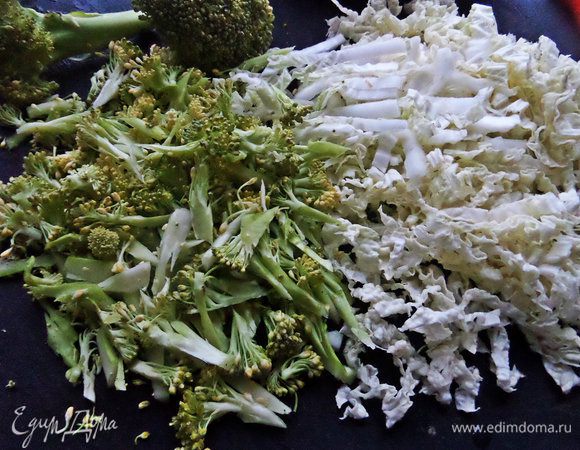 Пекинскую (мне привычнее называть её китайской, но в программе её нет) капусту и брокколи сырую шинкуем тонко.