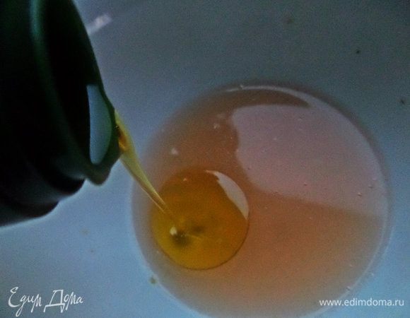 В капустный рассол 5-6 ст. л. (почему-то только в граммах выдаёт) добавить 4 ст. л. оливкового масла.