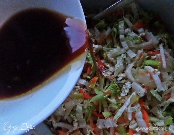 Перемешиваем и заправляем салатик.