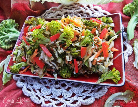 Такой салат будет вкуснее, когда постоит в холодильнике пару часов или даже ночь.