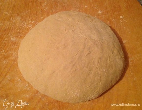 Замешиваем тесто. Смешиваем все сухие ингредиенты: муку, дрожжи, сахар и соль, перемешиваем, делаем углубление, вливаем воду 150-170 мл и замешиваем рукой тесто. Тесто подготавливаем заранее, чтобы оно было готово. Можно тесто заместить и в хлебопечке, выбирая режим "тесто". 