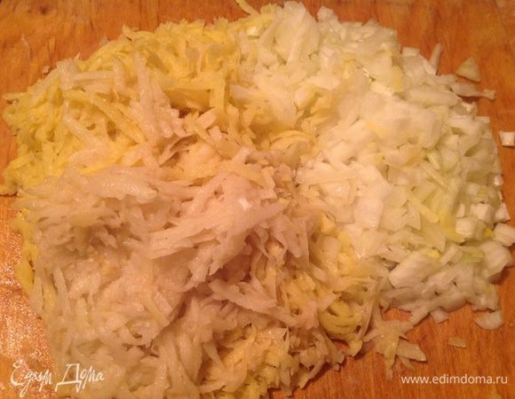 Готовим начинку. Мелко рубим лук, и натираем картофель на крупной терке.