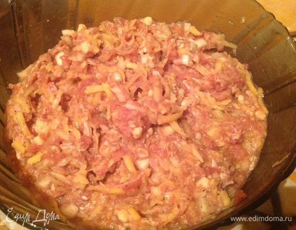 Картофель с луком и все специи: черный молотый перец, соль и воду 70 мл, (чтобы фарш не был слишком сухим) все смешиваем. Для аромата можно добавить специи по вкусу.