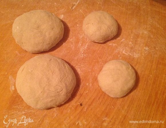Из теста формируем 4 шарика. Два больших и два маленьких.