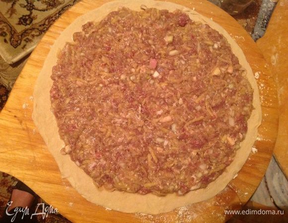 Выкладываем начинку, оставляя свободными края.