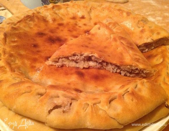 Оставляем чуду на 15 минут, закрывая целлофановым пакетом и полотенцем, чтобы начинка хорошо впиталась. Режем и подаем на стол. К нему можно подать свежее холодное молоко или фруктовый сок.