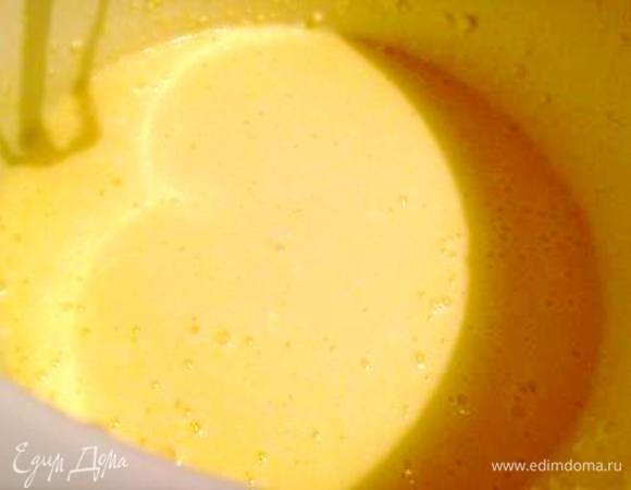 Яйца взбить с сахаром.
Добавить творог. Взбить.
Добавить размягченное сливочное масло. Взбить.