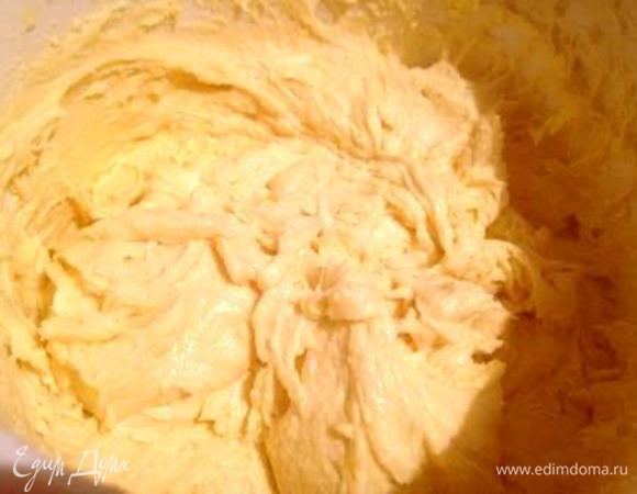 Просеять муку с разрыхлителем. Вымесить тесто.