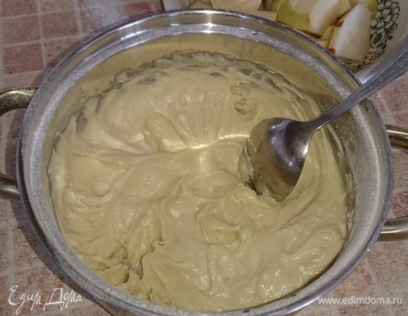 Яблоки моим немного очищаем от кожуры и сердцевины и режем тонкими дольками. В готовое тесто выкладываем яблоки и аккуратно перемешиваем, затем выкладываем в смазанную маслом форму. Ставим выпекать заранее подогретую духовку 180-200 градусов на 20 минут, пока пирог не подрумяниться.  