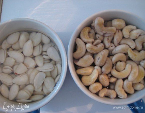 Очищенный миндаль и не жареный кешью замочить в холодной воде на 4 часа, я замачивала на ночь в холодильнике.