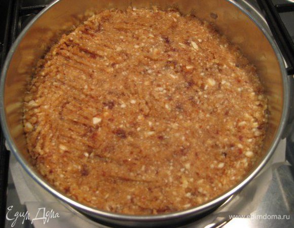 В блендере пробить миндаль с финиками и маленькой щепоткой морской соли. Распределить массу на дне формы d=18 см.