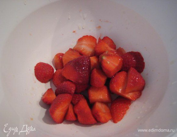 Клубнику пробить блендером с 2 ст. л. сока агавы, 1 ст. л. лимонного сока.