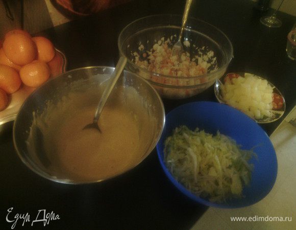 Очень тонко нарезать салат, ананас нарезать кубиками. 